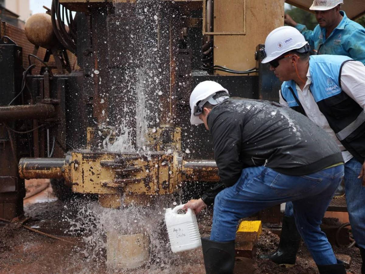El momento en que brotó el agua durante perforación de pozo en el Distrito Central