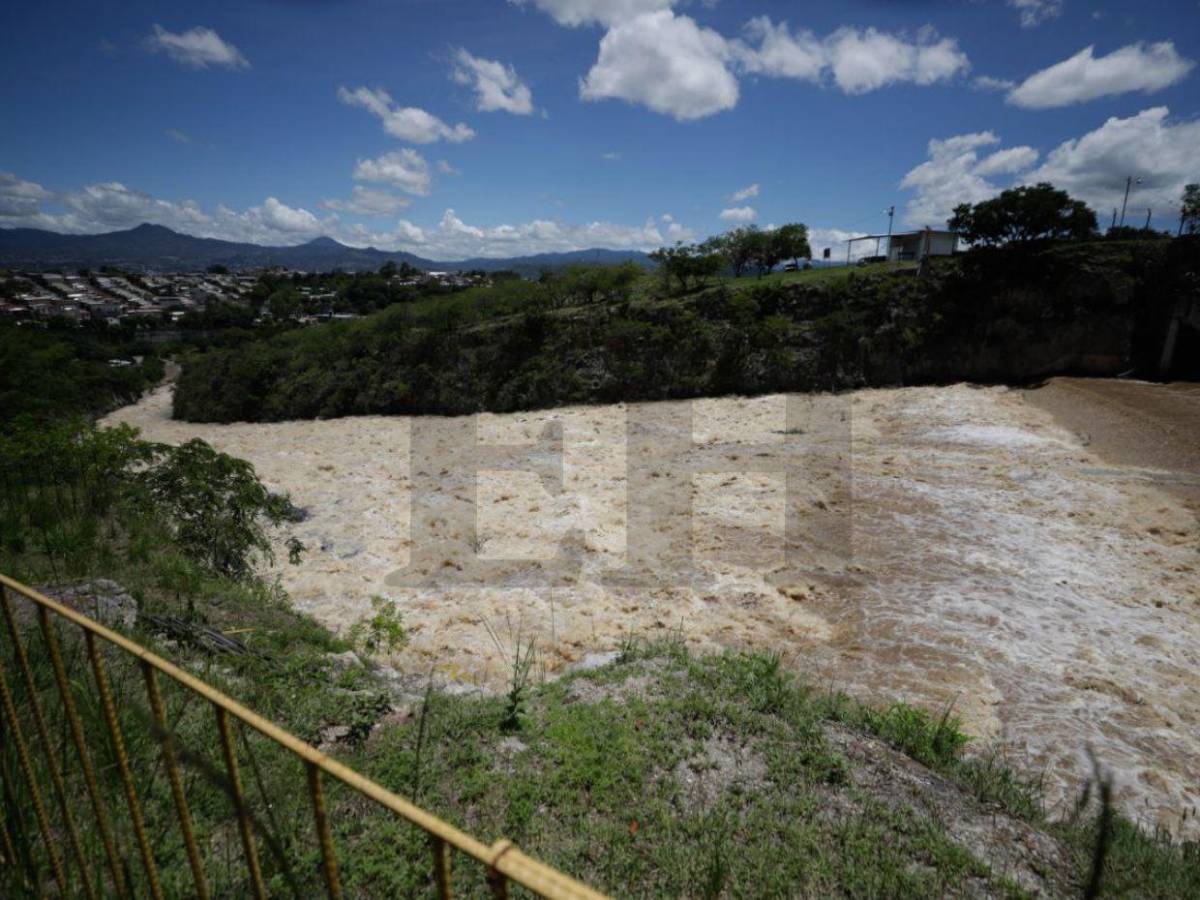 Recientes lluvias abastecen la represa Los Laureles de la capital y provocan inundaciones