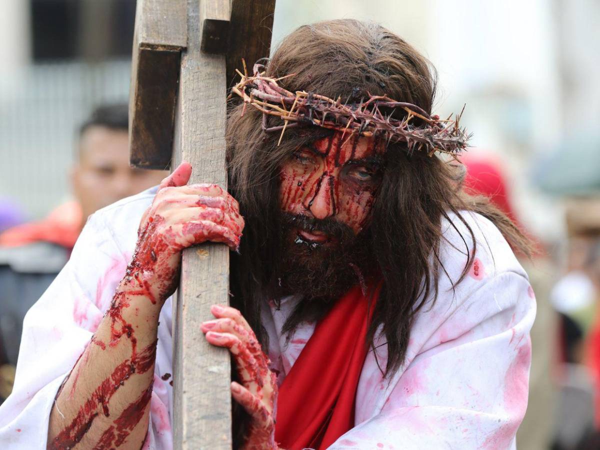 Sacrificio, dolor y el mal: Las 20 mejores imágenes que dejó el Vía Crucis en la capital