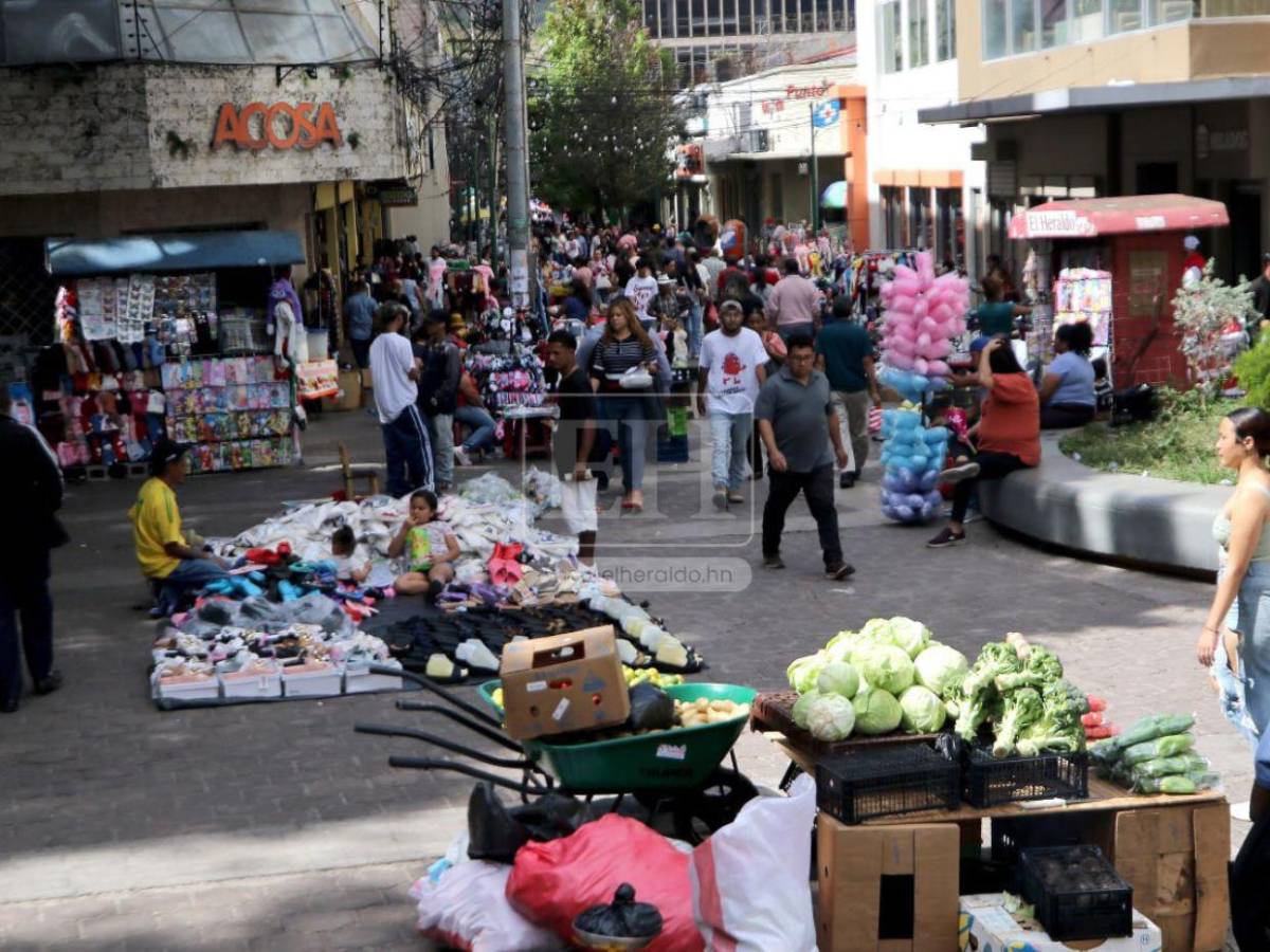 Paseo Liquidámbar: lleno de comerciantes y compradores en esta temporada navideña