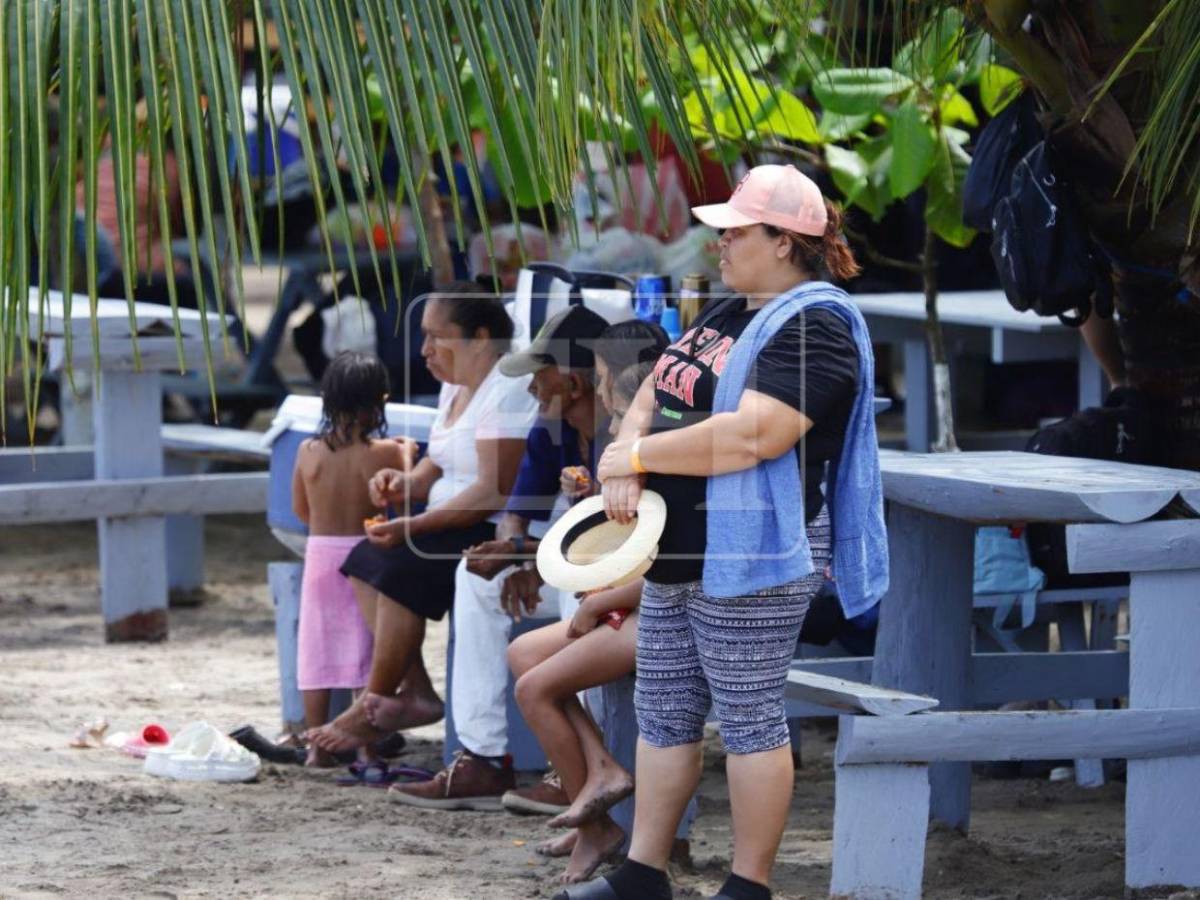 Playas de Omoa se llenan de turistas en plena Semana Santa 2026