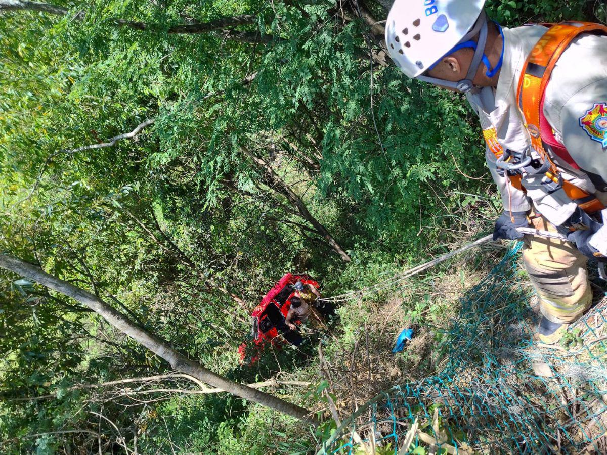 Rescatan a señora de 69 años tras caer con su vehículo a hondonada en Valle de Ángeles