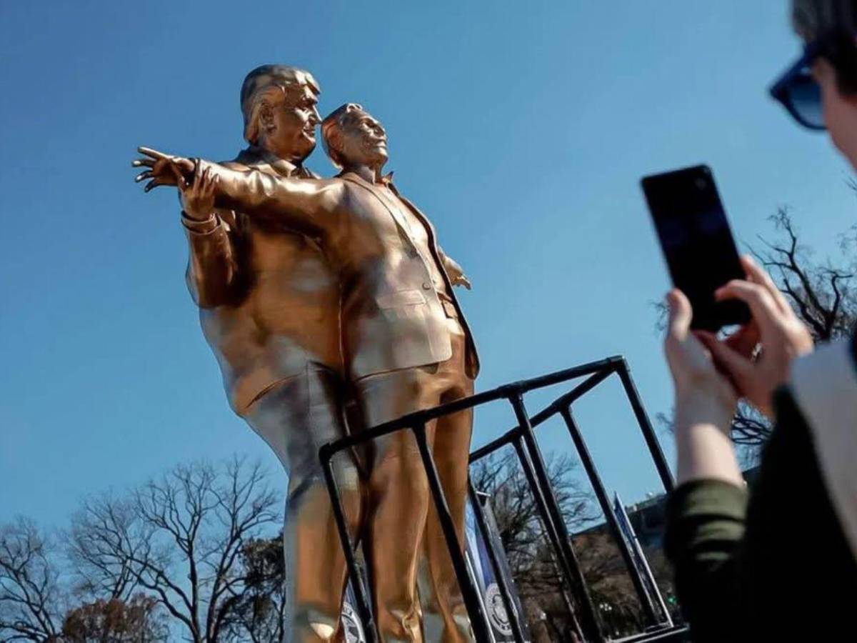 Estatua de Trump y Epstein imitando escena de Titanic se vuelve viral