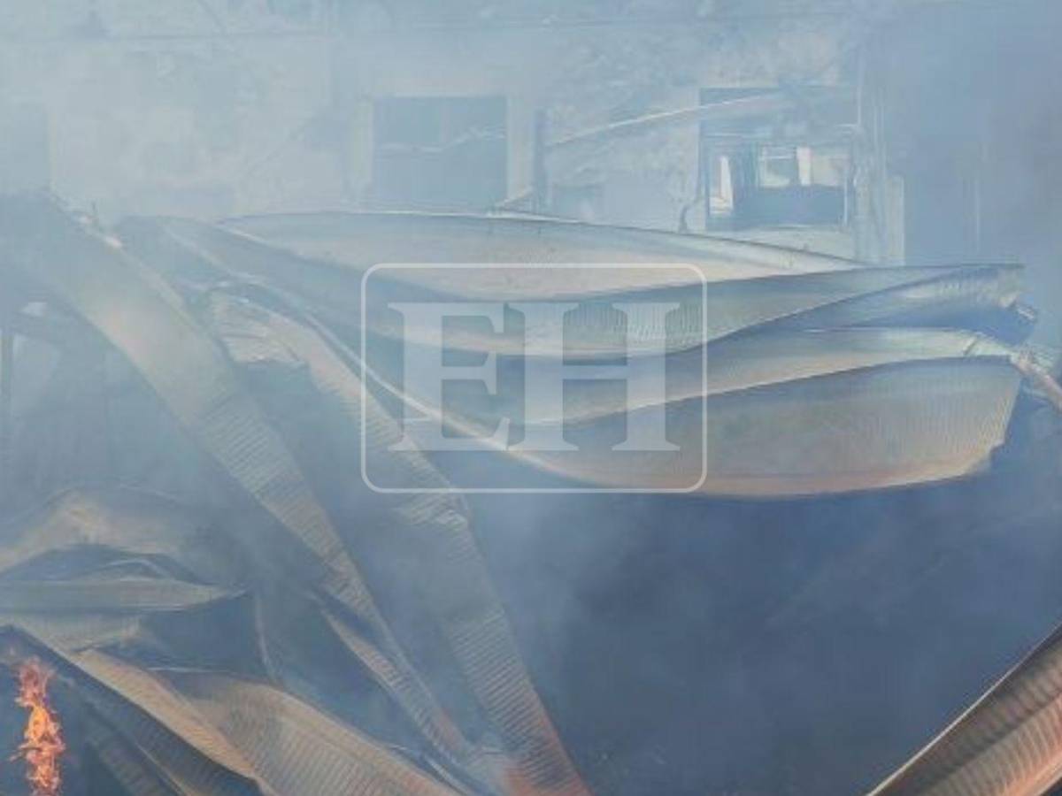 Bajo escombros queda bodega incendiada tras derrumbe de cerro en el anillo periférico
