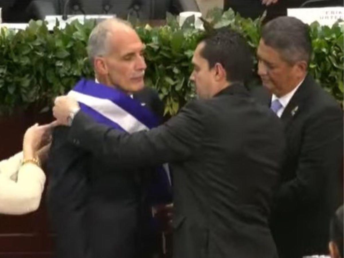 Del brazo de su esposa: el momento en que Nasry Asfura ingresó al Congreso Nacional