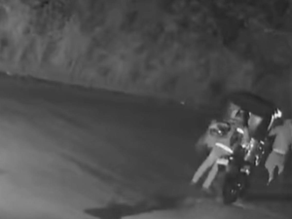 En 32 segundos y en mototaxi asaltan a un motociclista en Los Laureles
