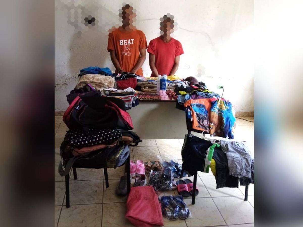 Capturan a dos hombres con prendas que habían robado de una tienda en El Paraíso
