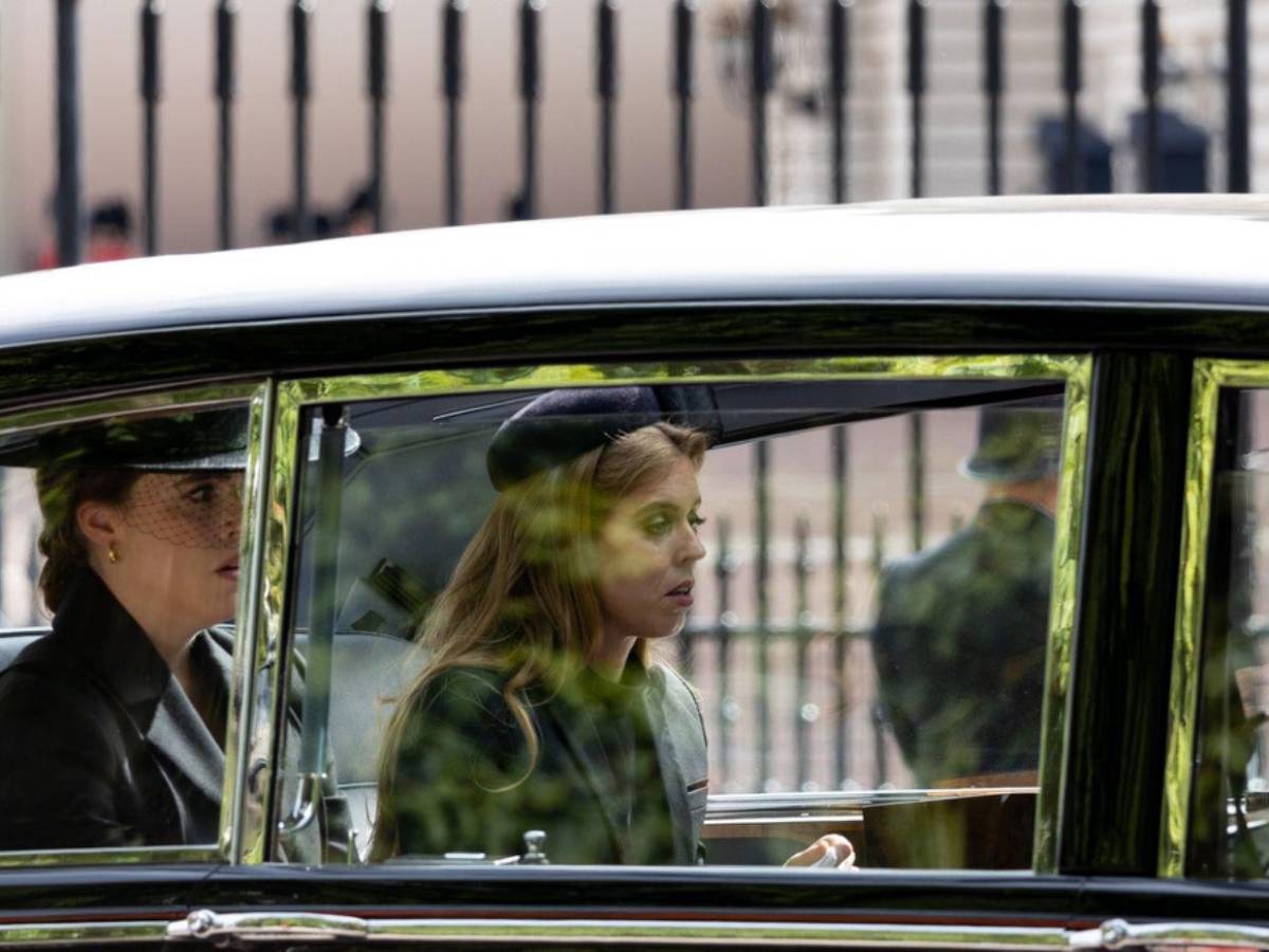 Las consecuencias del escándalo del exprínci­pe Andrés alcanzan a sus hijas: Eugenie y Beatrice