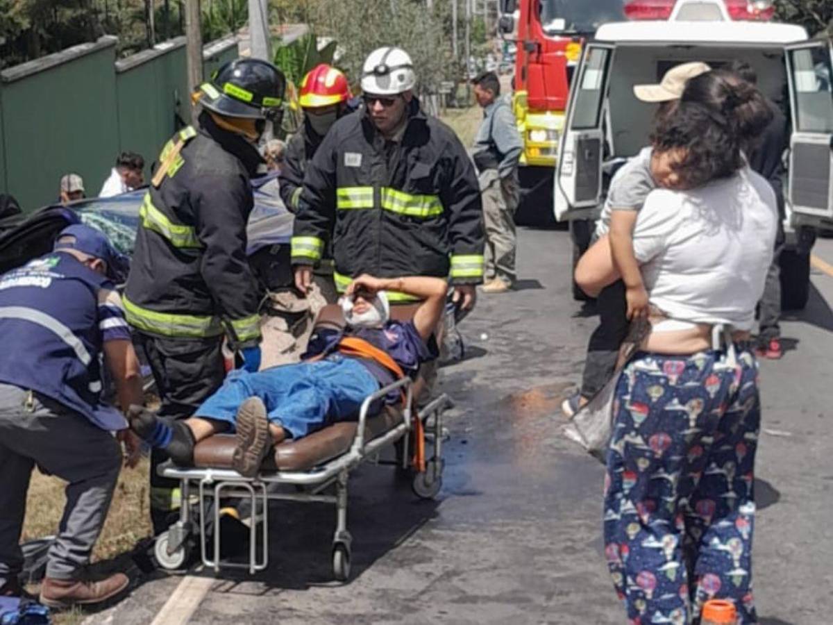 Las imágenes del accidente de dos vehículos en Valle de Ángeles; hay 6 heridos