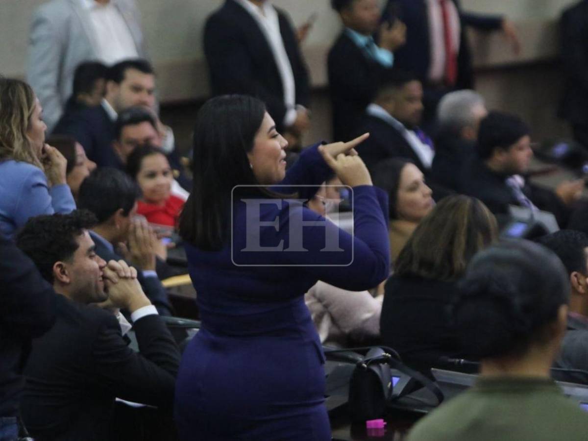 Diputados de Libre sacan silbatos en medio de lectura de denuncias de juicio político