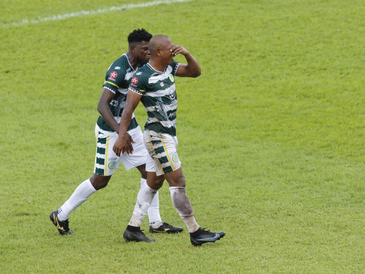 Eder Méndez puso el partido cuesta arriba para Juticalpa luego de ser expulsado por una dura entrada en la mitad del campo.