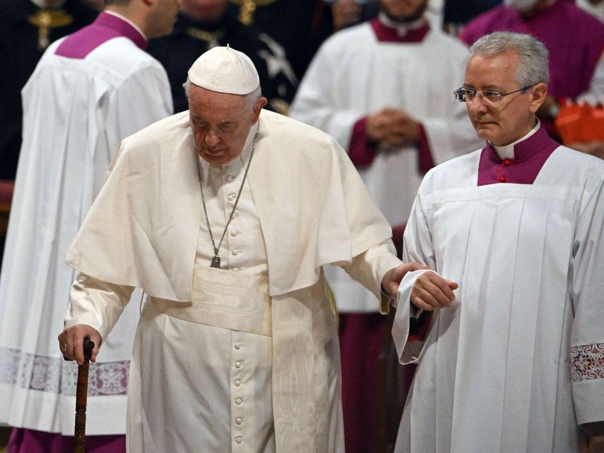 Un pulmón, ciática y neumonía: los problemas de salud del papa Francisco