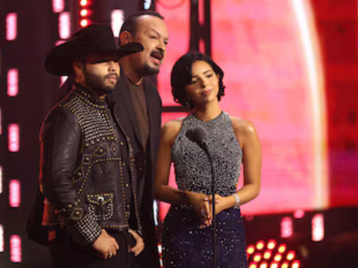 Pepe y Ángela Aguilar habrían exigido que nadie los mirara a los ojos en concierto en Guadalajara