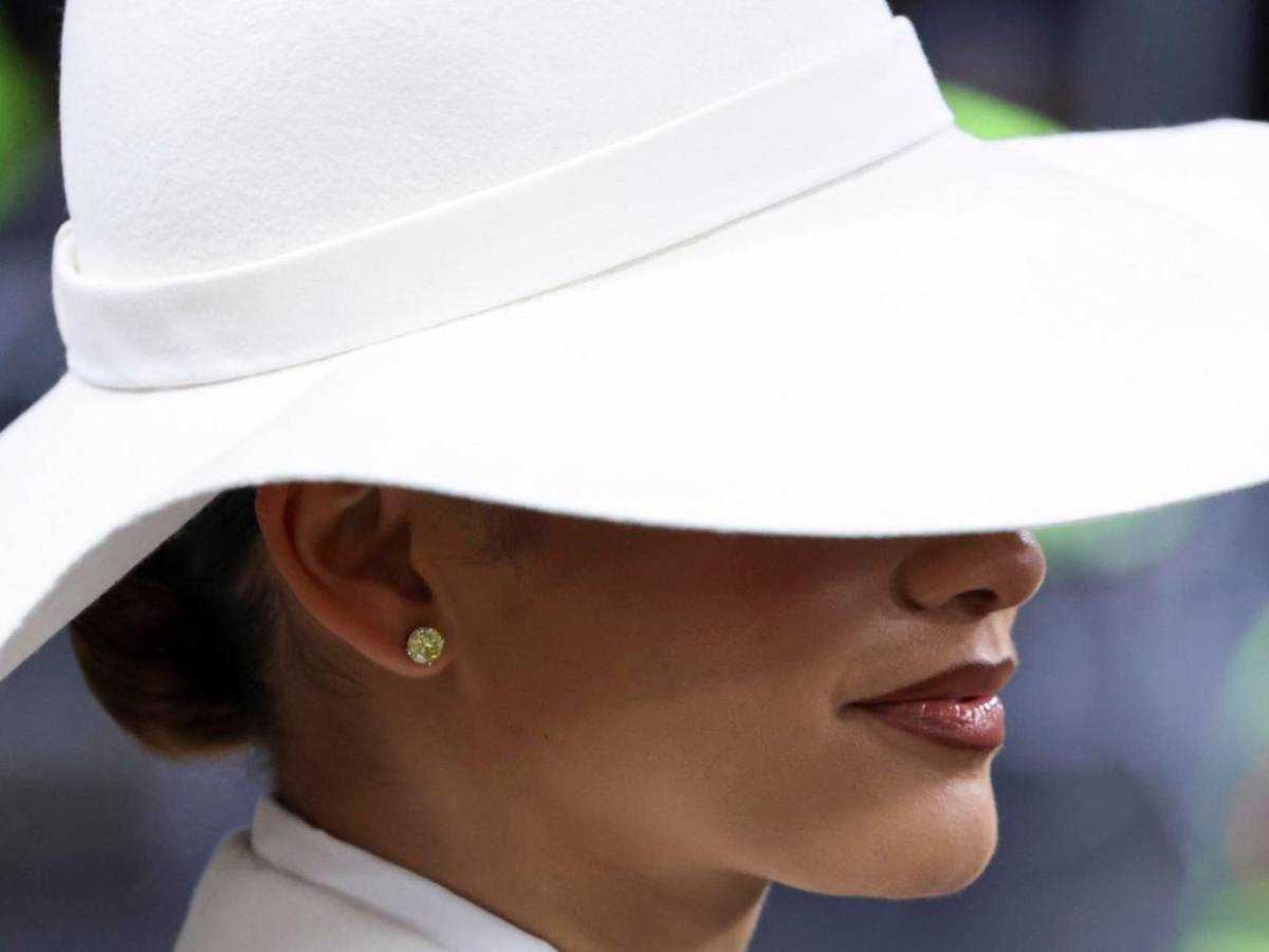 Met Gala 2025: Zendaya brilla con esmoquin blanco de Louis Vuitton