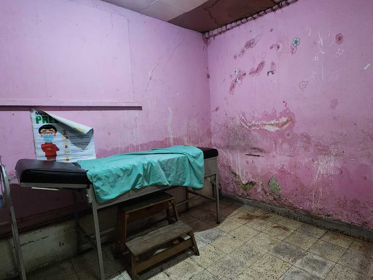 Pacientes son atendidos bajo techos rotos, moho y agua negra en la capital