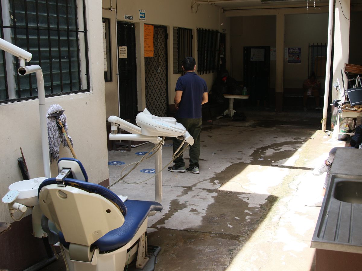 Pacientes son atendidos bajo techos rotos, moho y agua negra en la capital