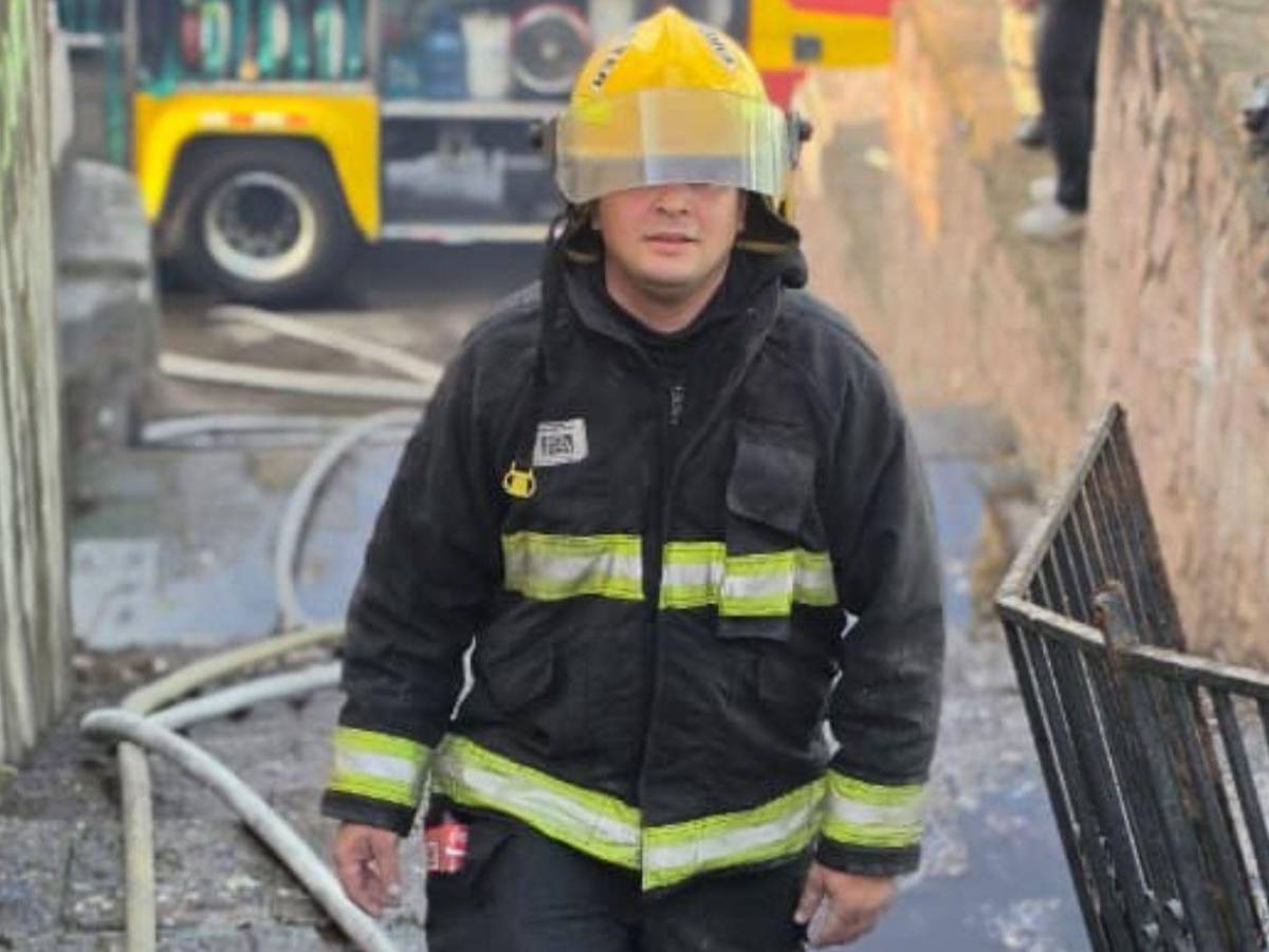 Así se contuvo el incendio que arrasó una vivienda y afectó otra en la capital