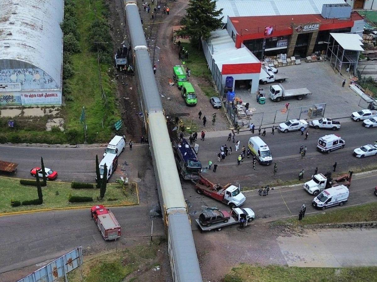 Choque mortal: ferrocarril impacta autobús de pasajeros en Atlacomulco, México
