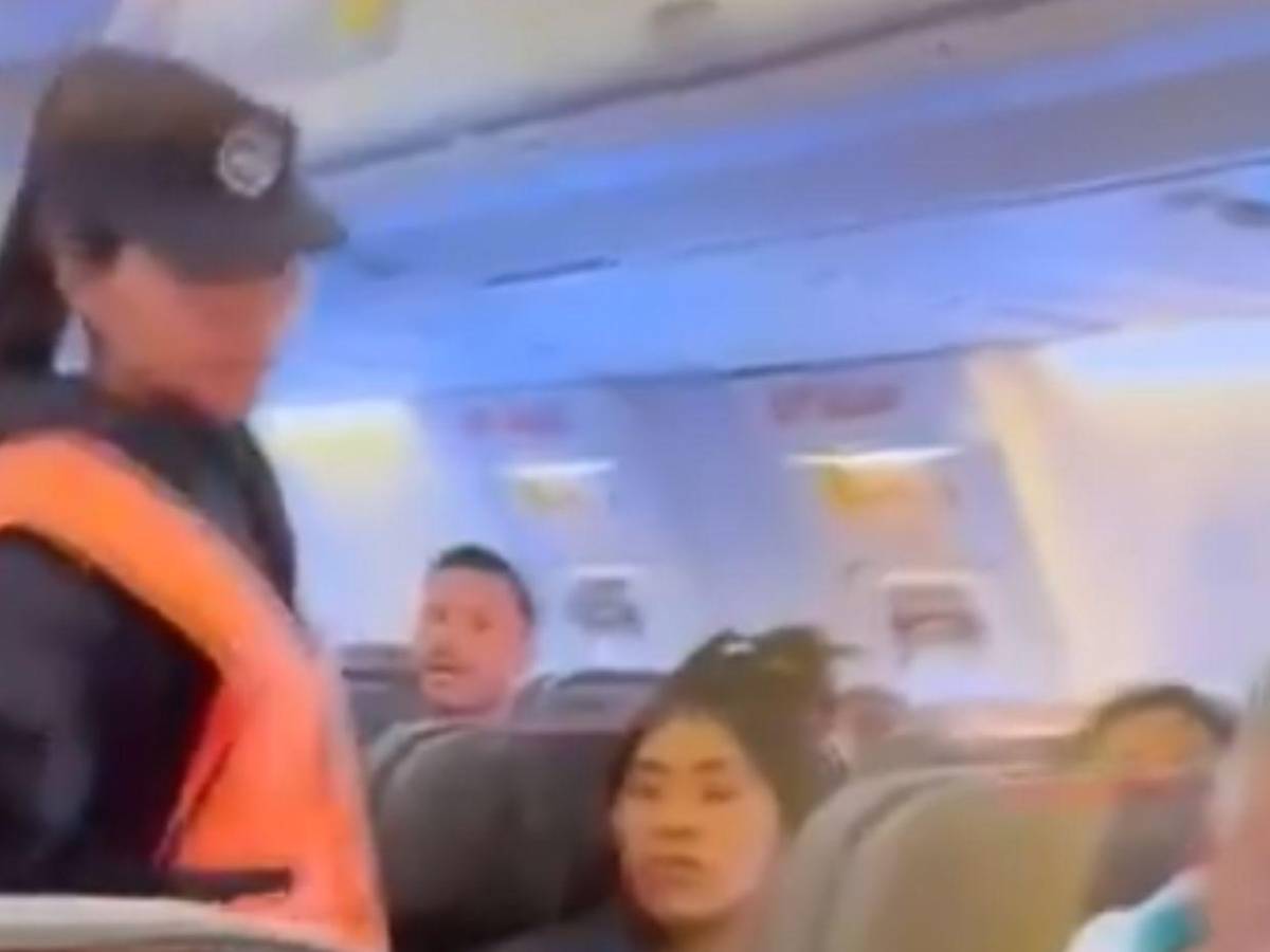 ¡Insólito! Bajan de avión a futbolista por gritar bomba y podría tener consecuencias