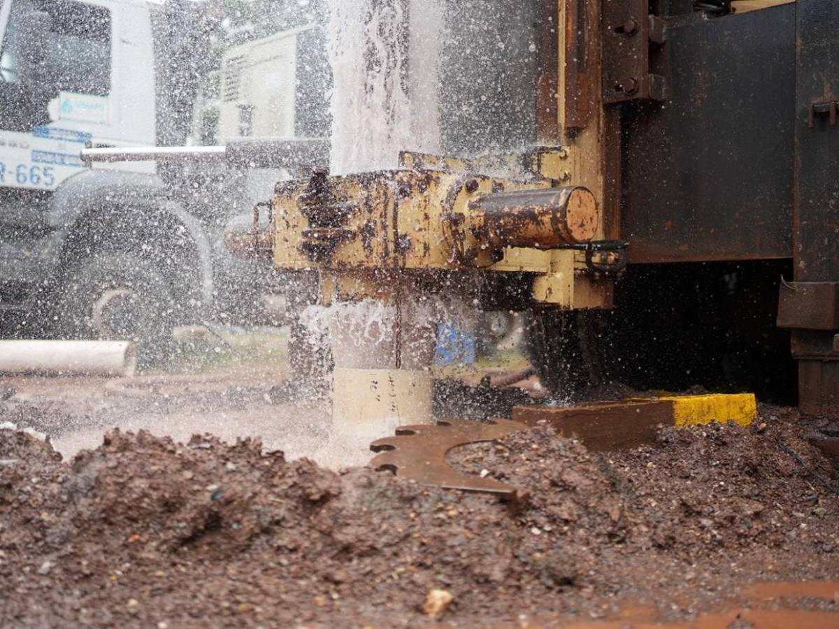 El momento en que brotó el agua durante perforación de pozo en el Distrito Central