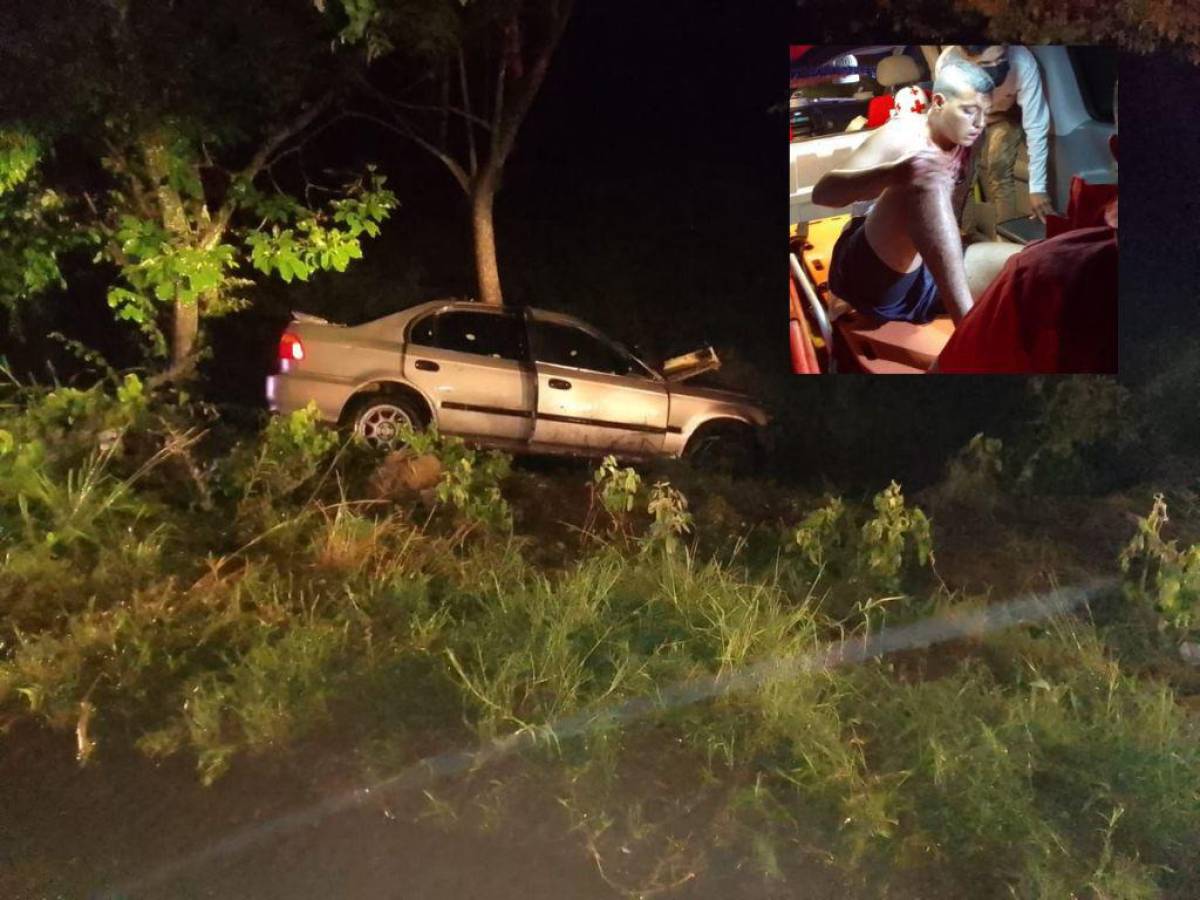 Rescatan a conductor de 18 años que estuvo atrapado en su vehículo tras impactar contra un árbol en Comayagua