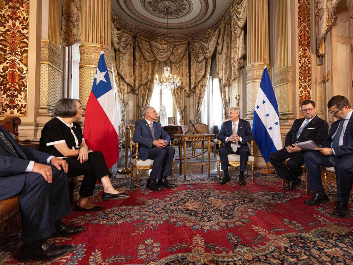 Nasry Asfura se reúne con el rey Felipe VI y José Antonio Kast previo investidura en Chile