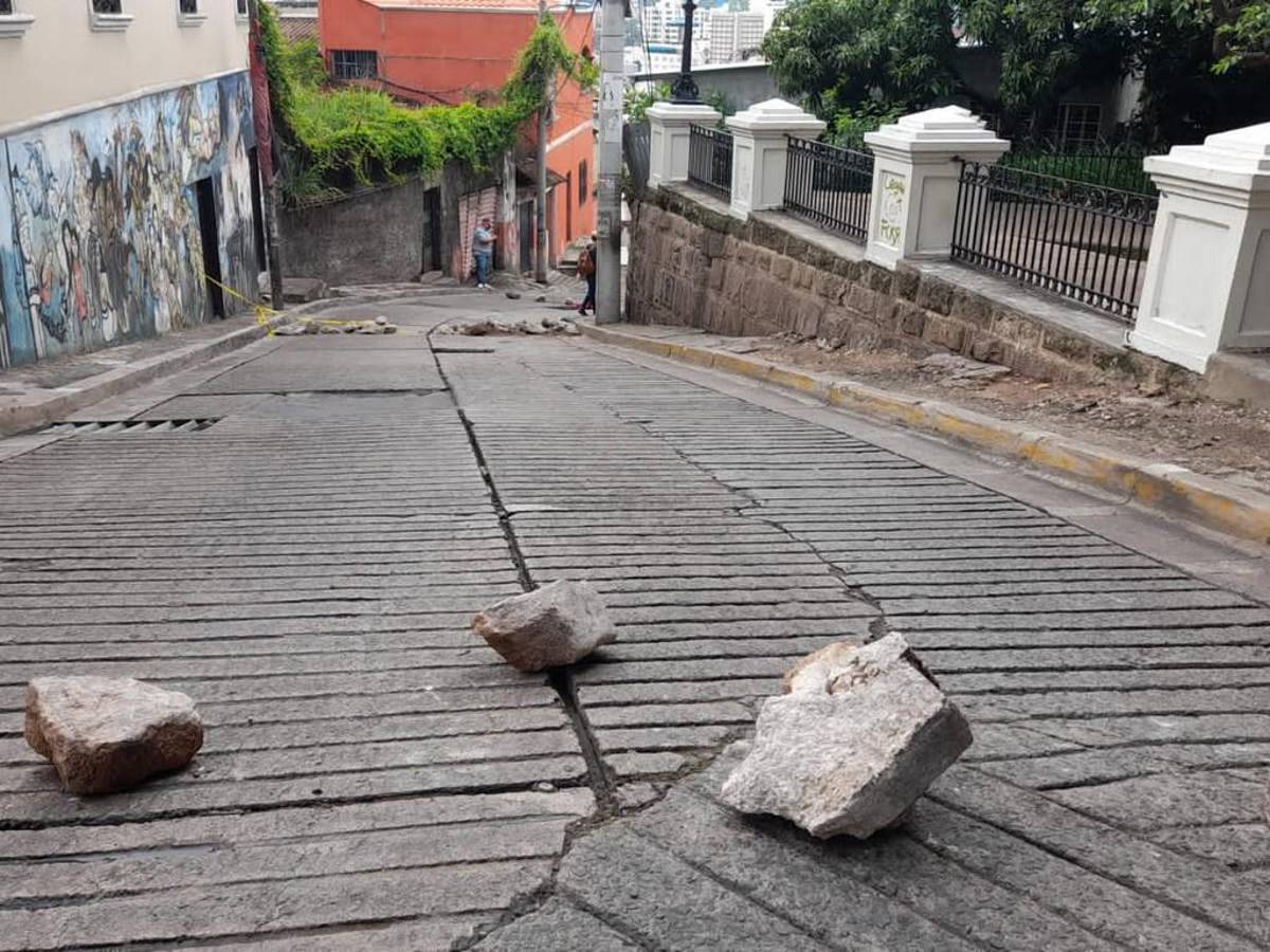 Con piedras en la vía vecinos cierran el paso para advertir a cualquier conductor que transiten por ahí.