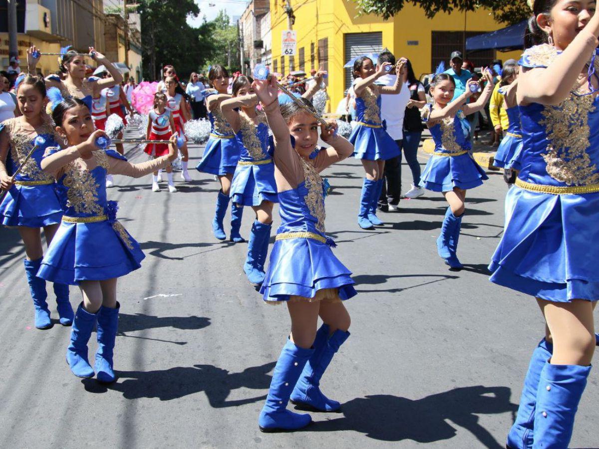 ¡Diversidad de trajes! Ellas llenaron los desfiles de color, elegancia y orgullo patrio