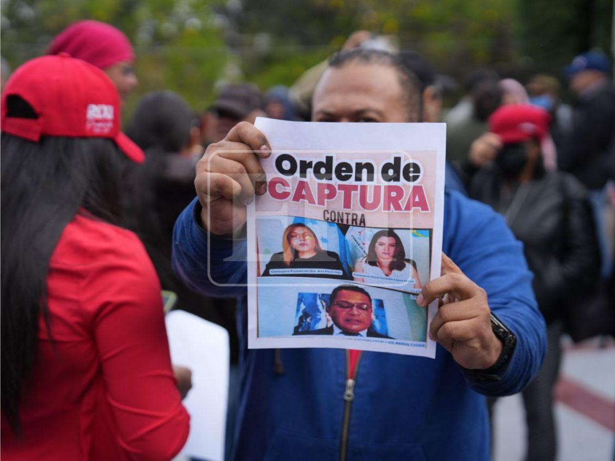 Colectivos de Libre se apostan frente a la CSJ en apoyo a Jorge Aldana