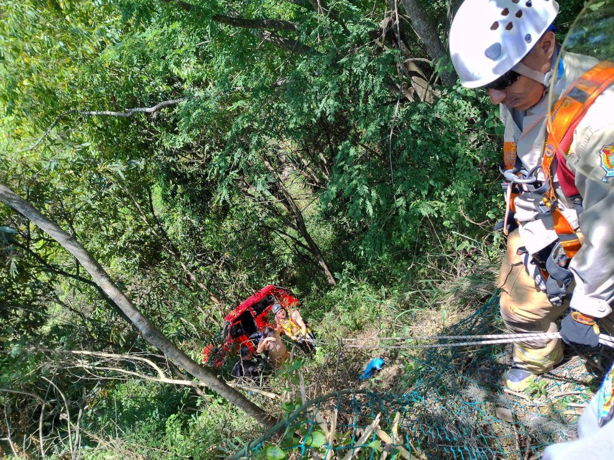 Rescatan a señora de 69 años tras caer con su vehículo a hondonada en Valle de Ángeles