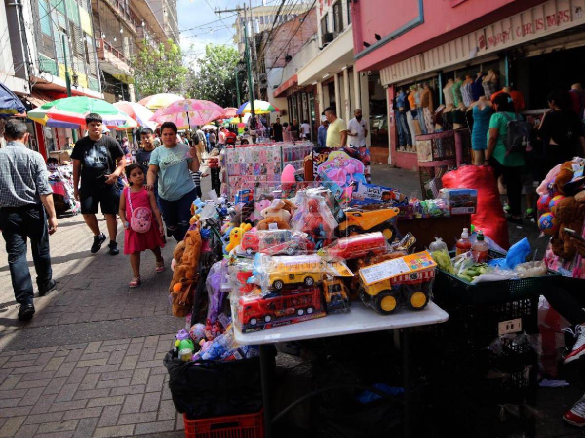 Paseo Liquidámbar: lleno de comerciantes y compradores en esta temporada navideña