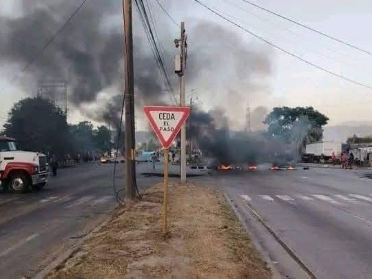 Lluvia de piedras y gas lacrimógeno: afectados por Koriun Inversiones protestan en Choloma