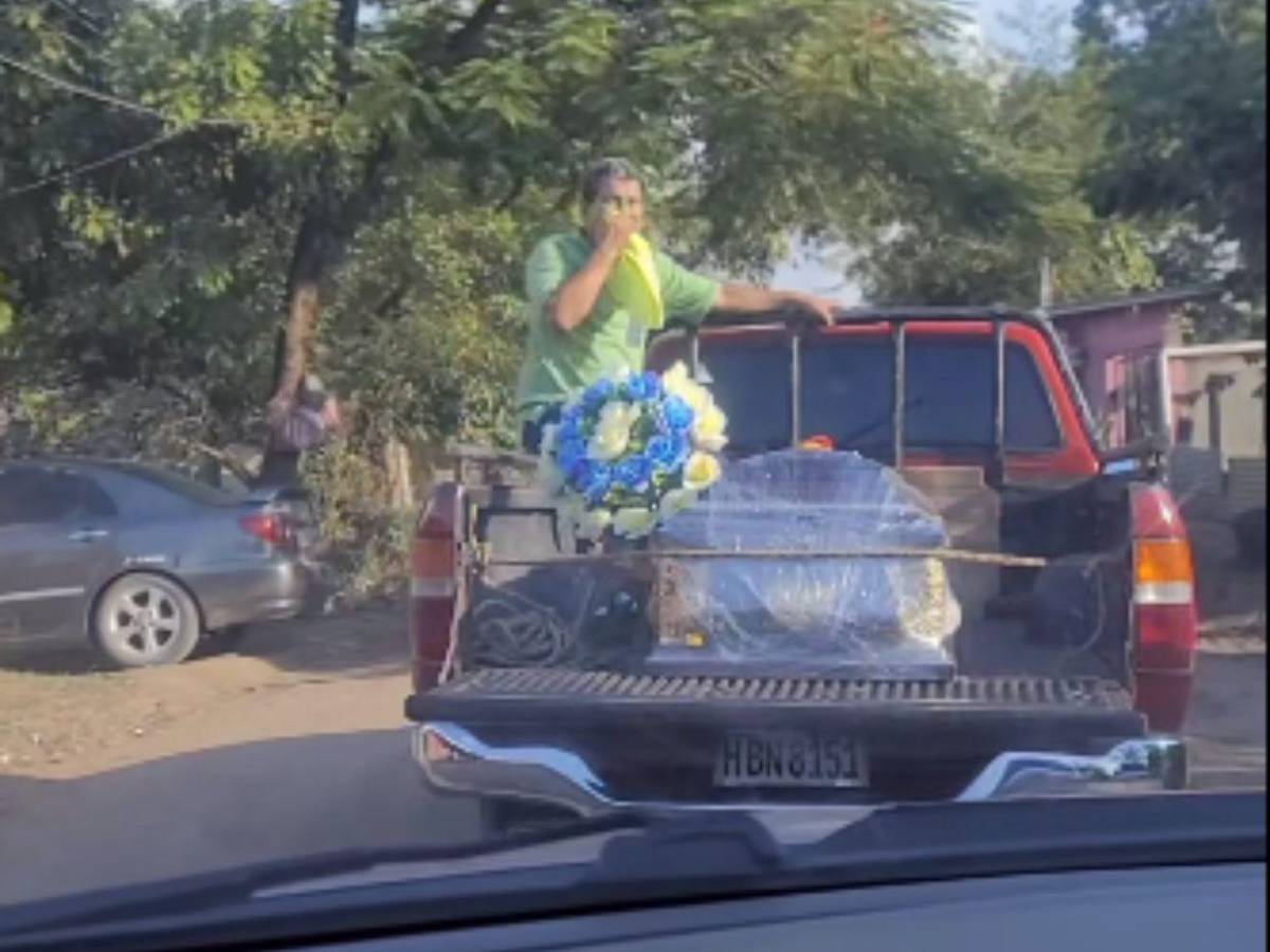 Con sus carritos sobre el ataúd despidieron a José Mendoza, muerto en accidente en Cortés