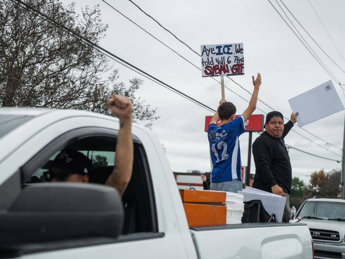 Hondureños protestan contra la represión migratoria en Kenner, Luisiana