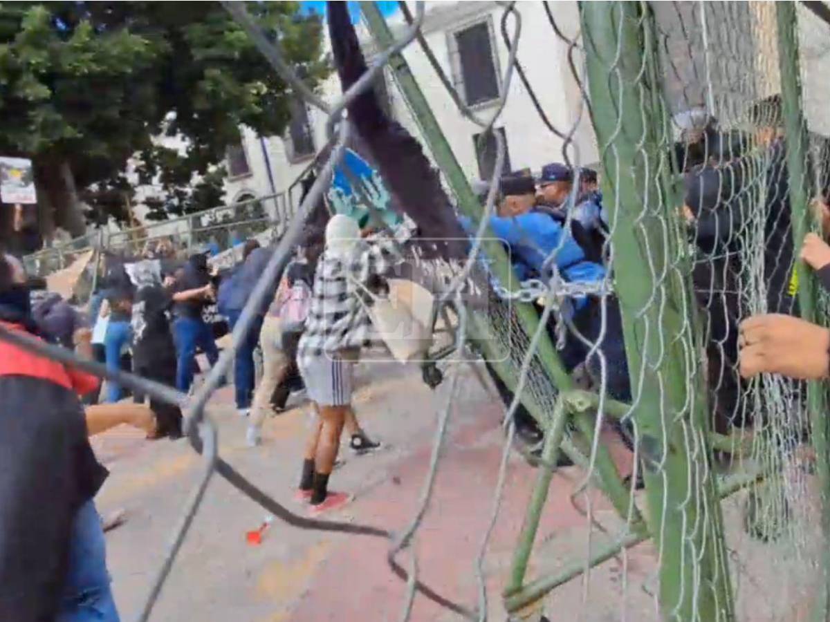 Gas lacrimógeno y piedras: distubios frente al CN tras protesta de estudiantes de la UNAH