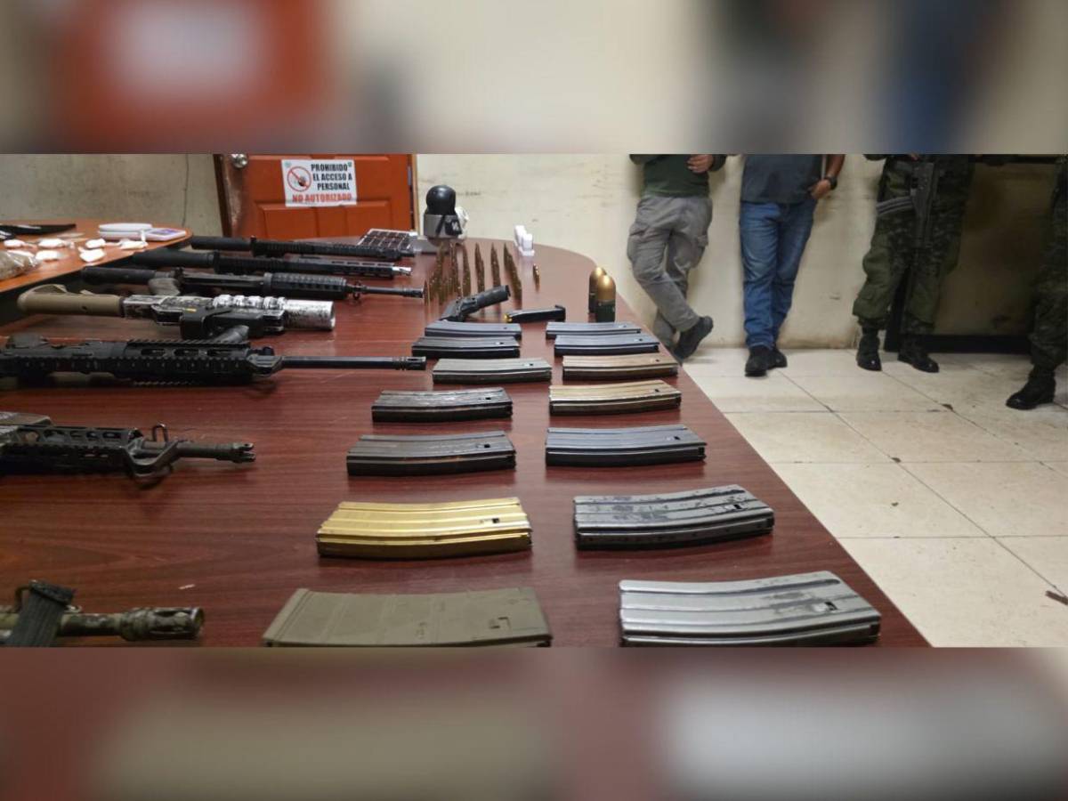 Fusiles AR-15, droga y equipo tecnológico: así fue el fuerte decomiso en residencial de San Pedro Sula