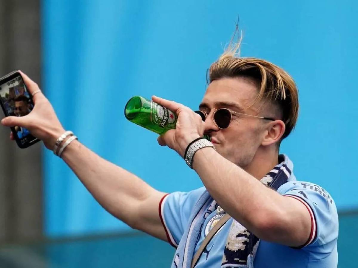 Reconocido futbolista envuelto en polémica tras ser captado borracho al salir de club social