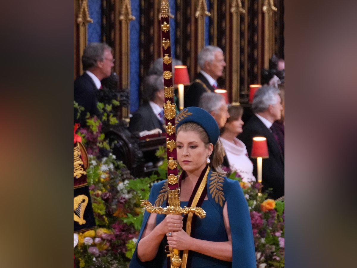 Penny portó la espada desde el inicio de la ceremonia. Este es un evento único.