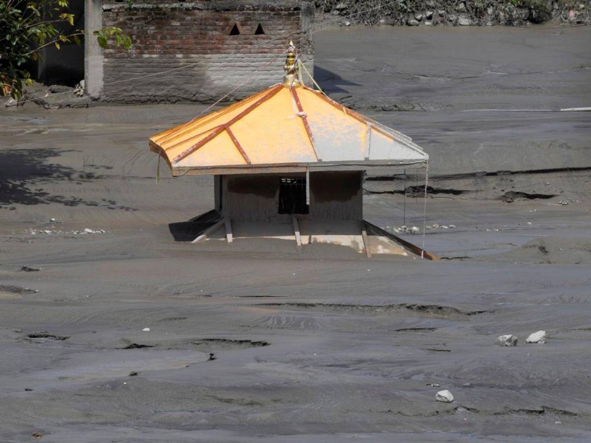 Destrucción en Nepal: riada suma más de 800 muertos y llegan rescatistas internacionales