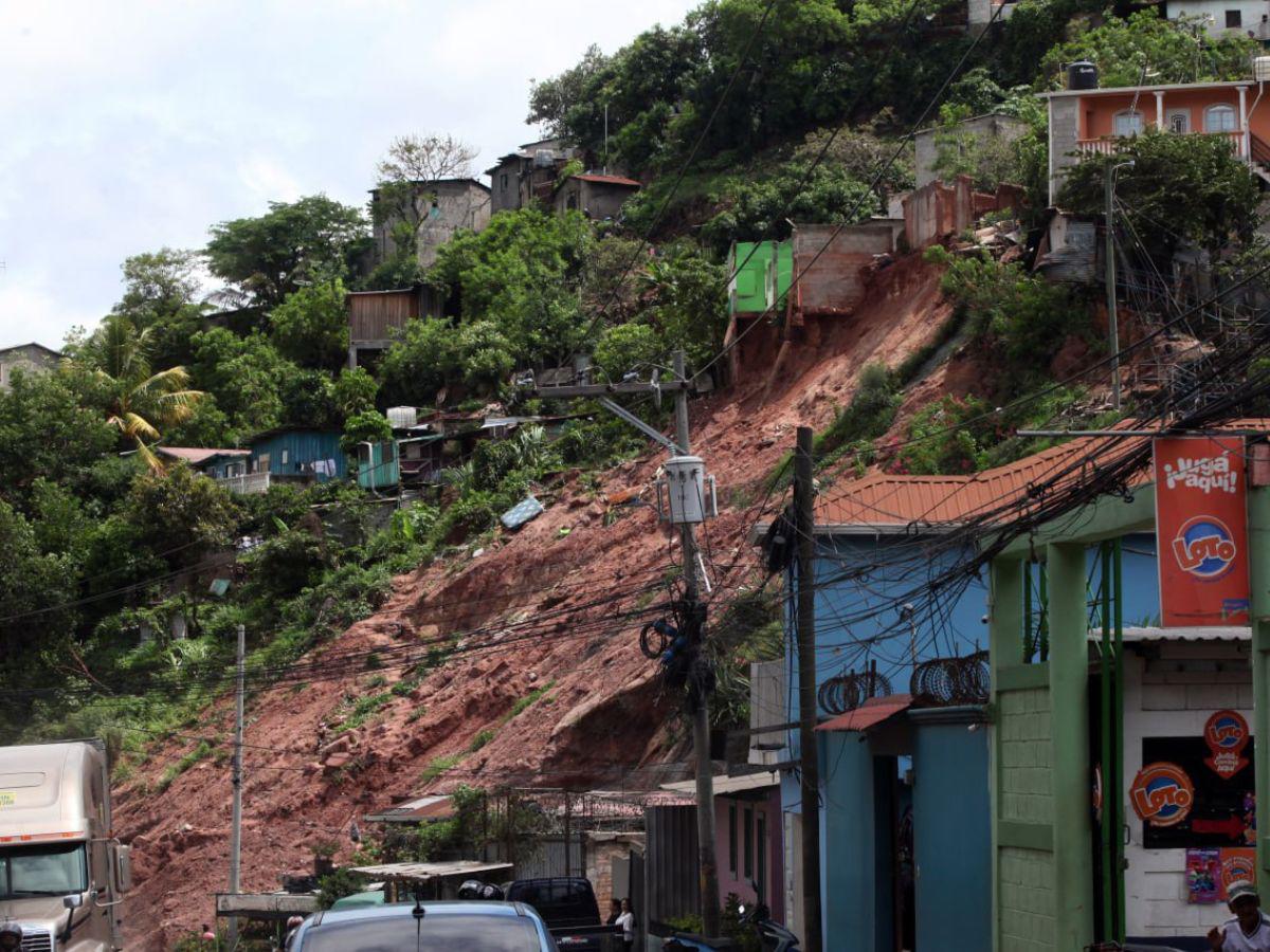 Desprendimiento de rocas en Comayagüela deja vehículo destruido y obliga al cierre de calle