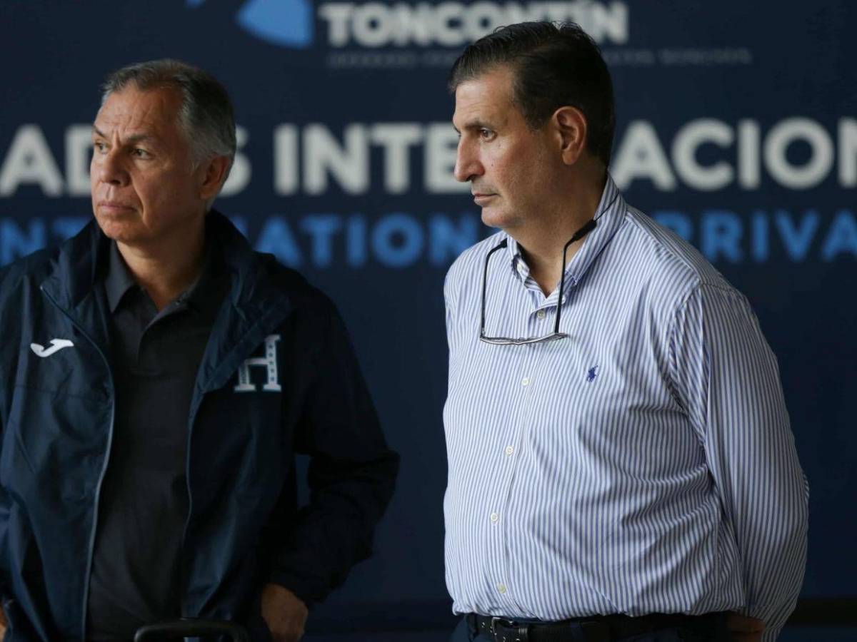 Selección de Honduras llega al país: directivos y jugadores con caras largas