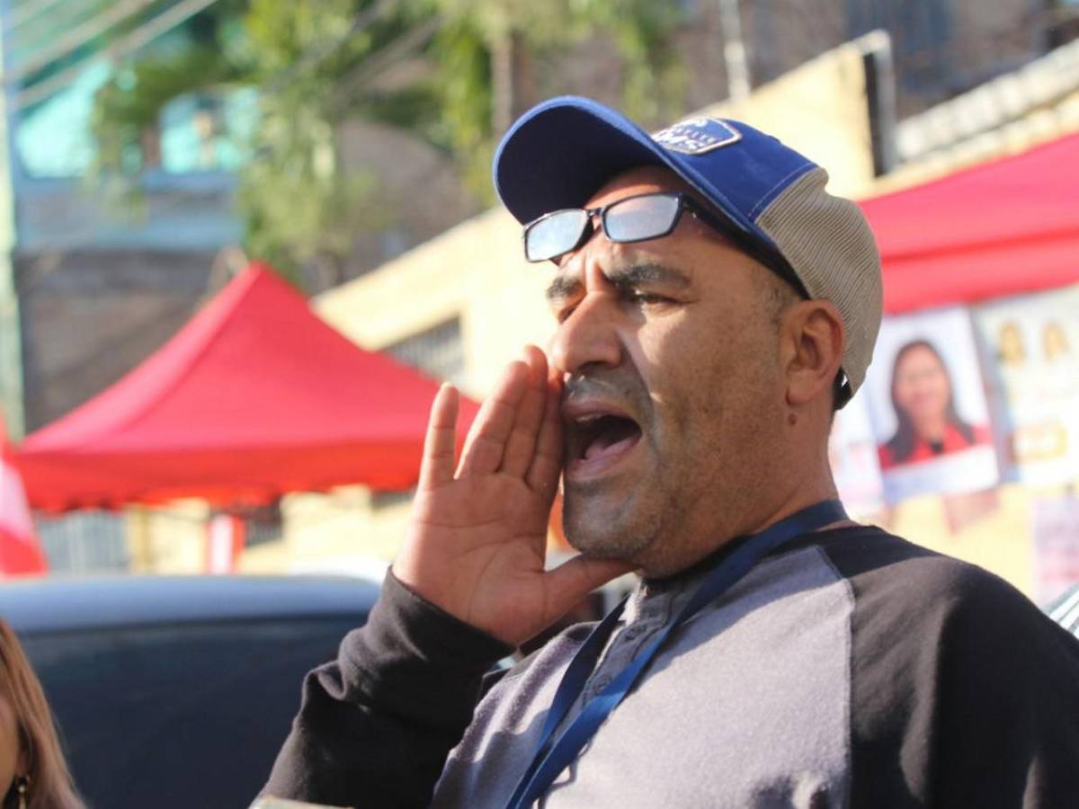 “Llorón traidor” le gritan a Jorge Cálix simpatizantes de Libre en su centro de votación