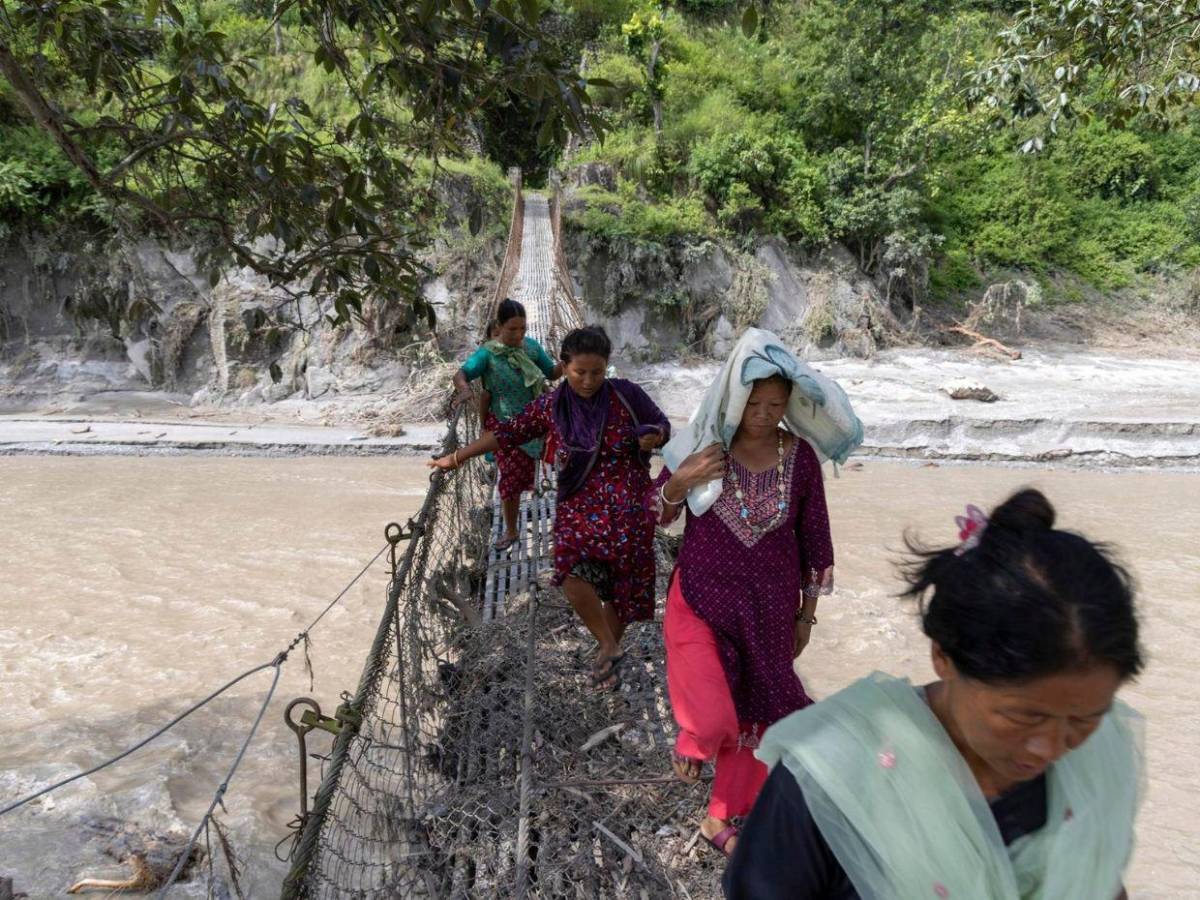 Destrucción en Nepal: riada suma más de 800 muertos y llegan rescatistas internacionales