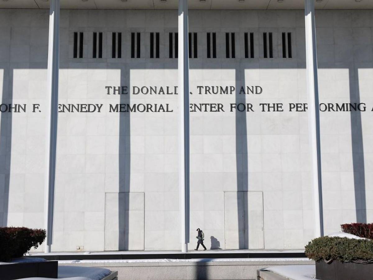 De monedas hasta pasaportes: la obsesión de Trump por plasmar su imagen