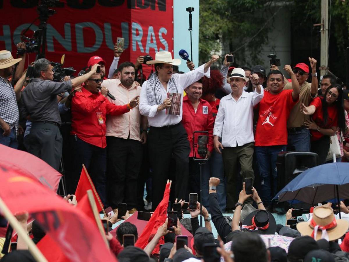 Mel Zelaya pasea su libro El Golpe 28-J durante marcha del Día del Trabajador