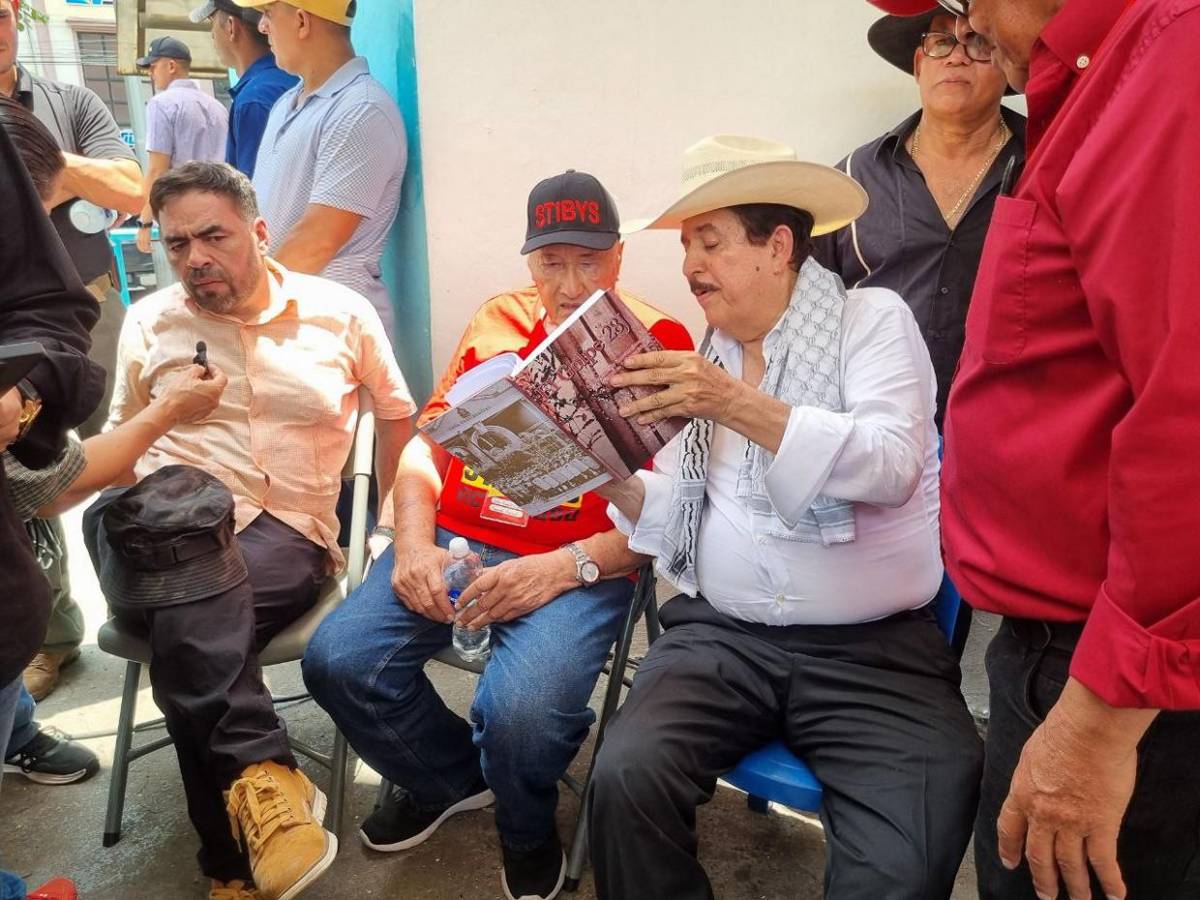 Mel Zelaya pasea su libro El Golpe 28-J durante marcha del Día del Trabajador
