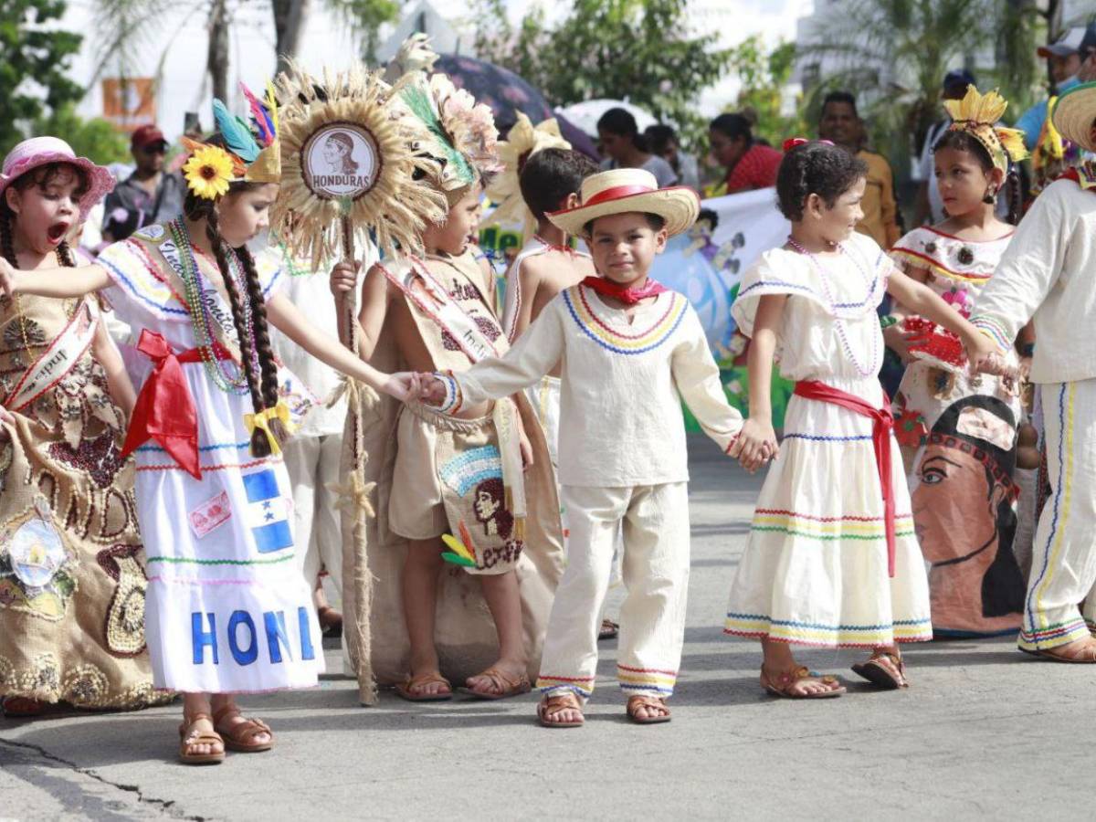 Con color y alegría, niños de San Pedro Sula honran a la patria en desfiles