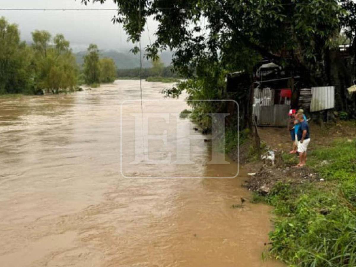 Río Leán se desborda y provoca inundaciones y damnificados en Atlántida