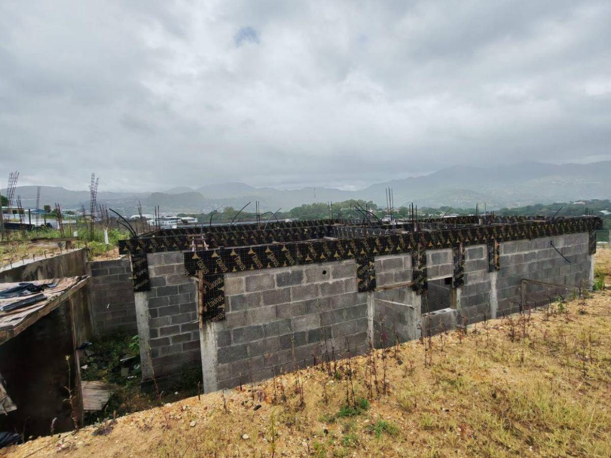 Maleza y abandono rodean el proyecto Villa Solidaridad en el Distrito Central