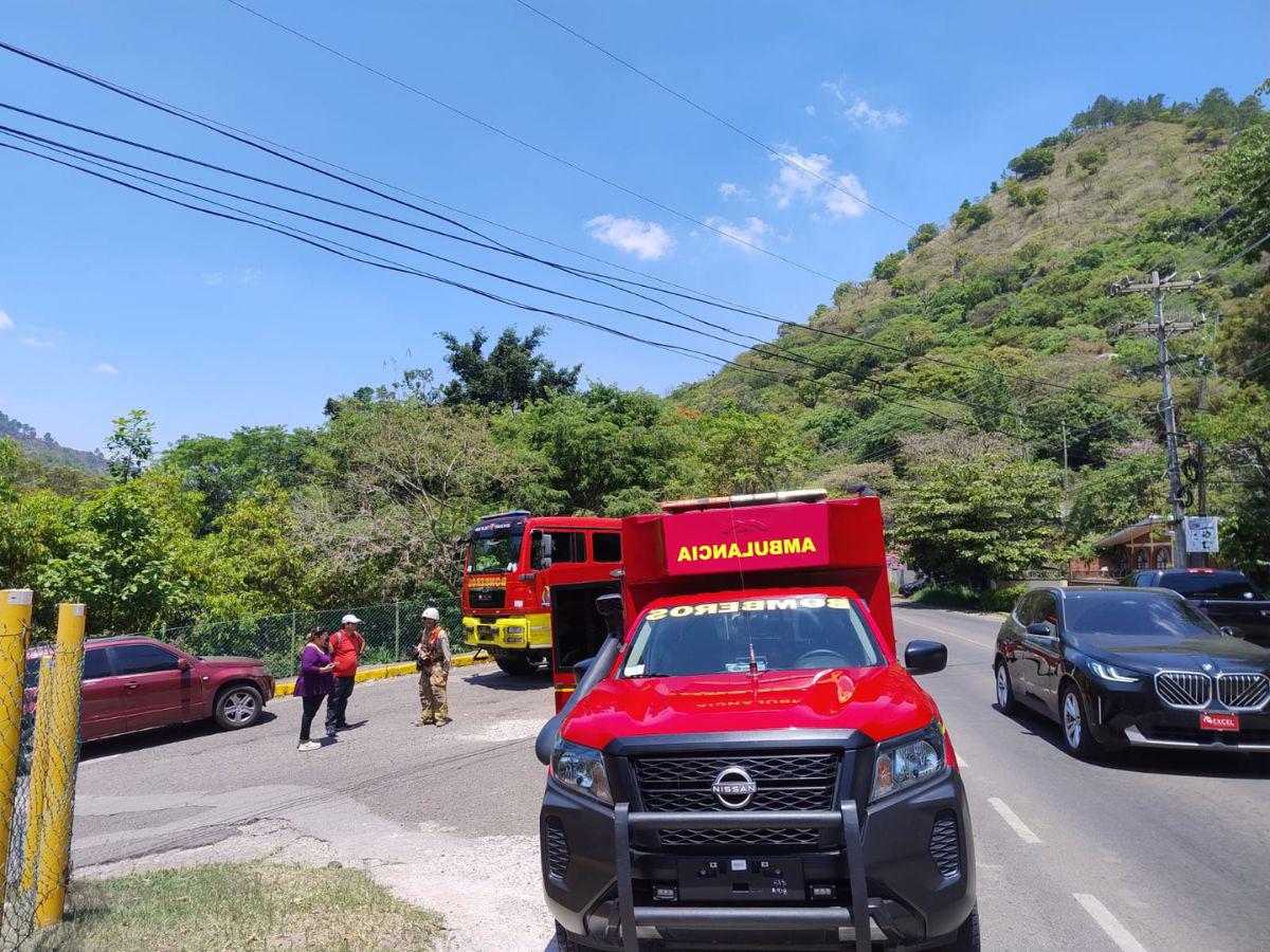 Rescatan a señora de 69 años tras caer con su vehículo a hondonada en Valle de Ángeles